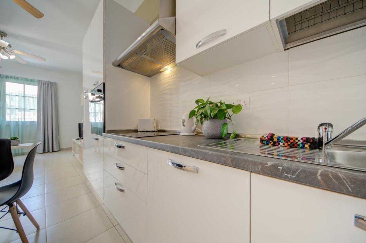 Azure Haven - Gzira Apartments And Penthouse By Shortletsmalta Kültér fotó