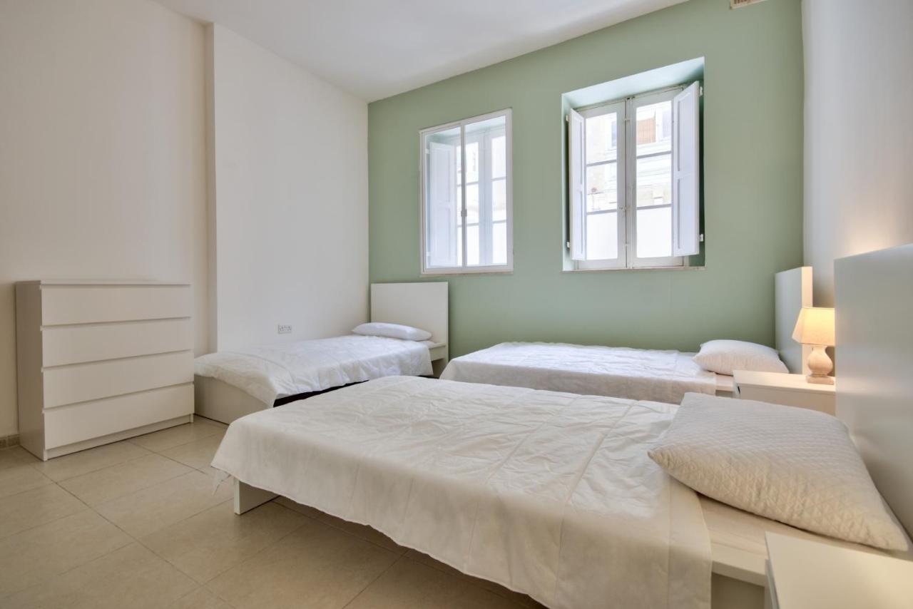 Azure Haven - Gzira Apartments And Penthouse By Shortletsmalta Kültér fotó